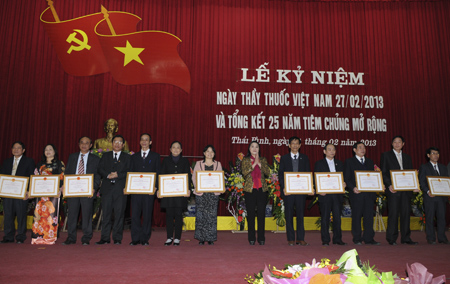 Kỷ niệm Ngày Thầy thuốc Việt Nam, tổng kết 25 năm thực hiện chương trình tiêm chủng mở rộng