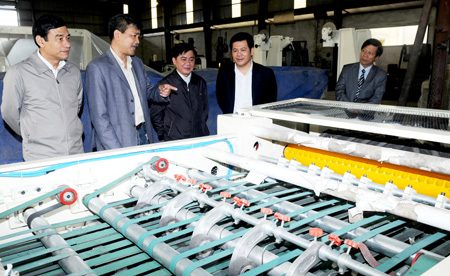 Các đồng chí lãnh đạo tỉnh thăm, kiểm tra sản xuất đầu năm tại Công ty TNHH Cơ khí Quốc Hòa