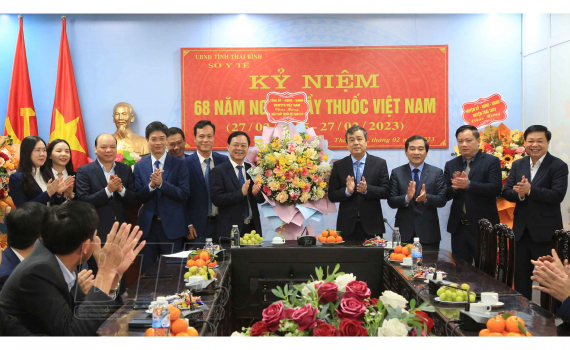 Các đồng chí lãnh đạo tỉnh chúc mừng đội ngũ thầy thuốc, cán bộ y tế nhân ngày Thầy thuốc Việt Nam