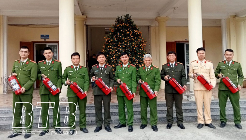 Cán bộ, chiến sĩ Công an huyện Hưng Hà : Tiếp tục tổ chức thực hiện phong trào “Nhà tôi có bình chữa cháy”