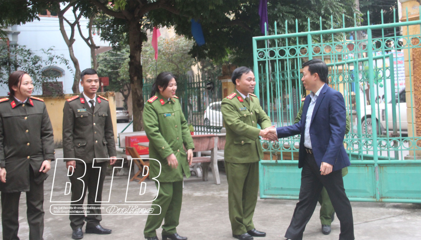 Đồng chí Lại Văn Hoàn, Phó Chủ tịch UBND tỉnh thăm, chúc tết Công an phường Lê Hồng Phong
