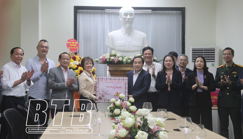 Đồng chí Phó Bí thư thường trực Tỉnh ủy, Chủ tịch HĐND tỉnh thăm, động viên một số doanh nghiệp trên địa bàn huyện Quỳnh Phụ
