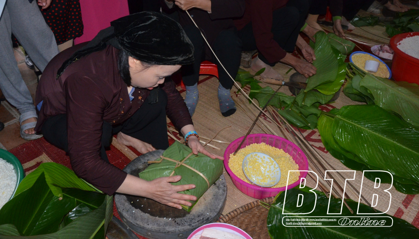 Hội thi gói bánh chưng tại lễ hội đền Trần Thái Bình   