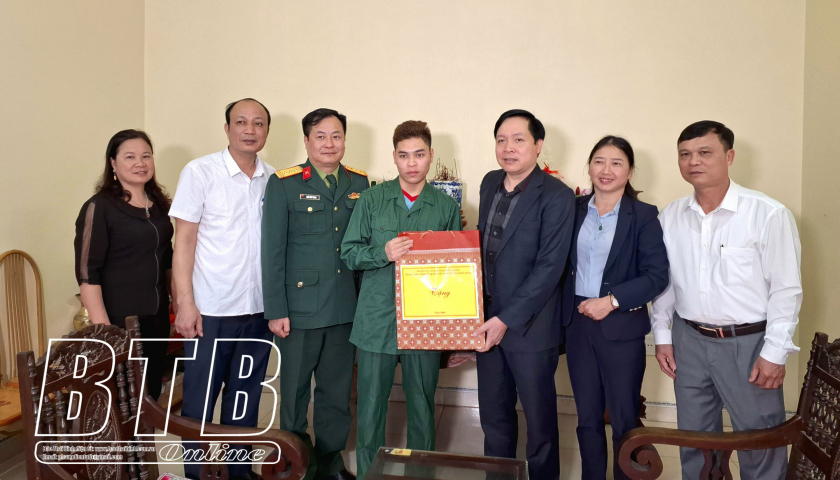Lãnh đạo huyện Đông Hưng: Thăm, tặng quà các tân binh có hoàn cảnh khó khăn
