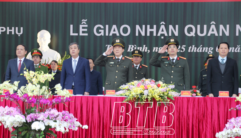 Thứ trưởng Bộ Công an Lương Tam Quang và đồng chí Bí thư Tỉnh ủy dự lễ giao, nhận quân tại huyện Quỳnh Phụ
