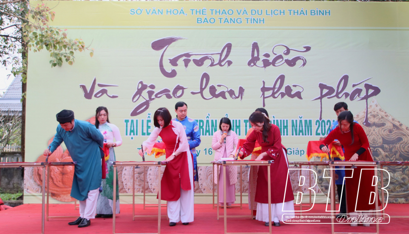  Trình diễn và giao lưu thư pháp tại lễ hội đền Trần