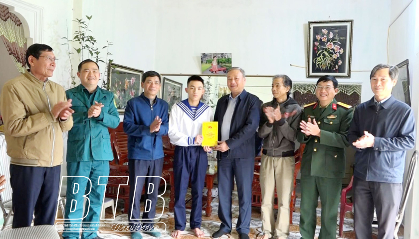 Lãnh đạo huyện Vũ Thư: Thăm, tặng quà, động viên thanh niên trước khi lên đường nhập ngũ