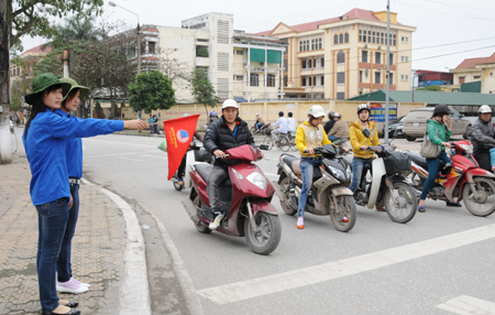 Hưởng ứng năm An toàn giao thông 2012