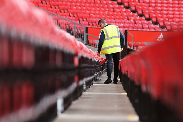 Liverpool và Manchester United vẫn trả lương nhân viên dù các trận đấu bị hoãn - Ảnh 1.