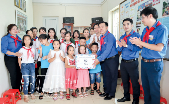 Lãnh đạo Tỉnh đoàn và đoàn đại biểu dự Đại hội Cháu ngoan Bác Hồ (năm 2020) tặng quà các em nhỏ tại Làng trẻ em SOS Thái Bình.