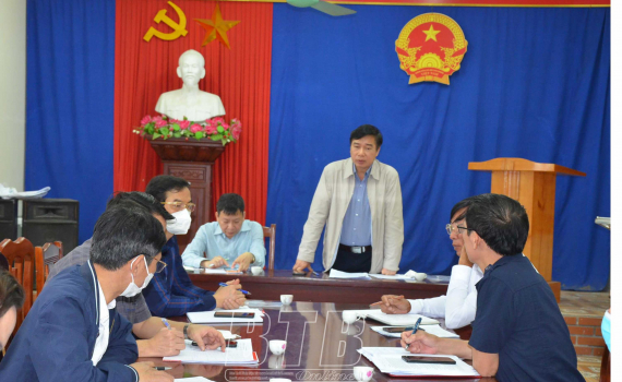 Đồng chí Nguyễn Văn Giang, Trưởng ban Dân vận Tỉnh ủy, Chủ tịch Ủy ban MTTQ tỉnh làm việc với Ban Thường vụ Đảng ủy thị trấn Hưng Nhân