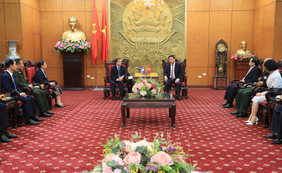 Đồng chí Nguyễn Khắc Thận, Phó Bí thư Tỉnh ủy, Chủ tịch UBND tỉnh tiếp Đại sứ đặc mệnh toàn quyền nước CHDCND Lào tại Việt Nam