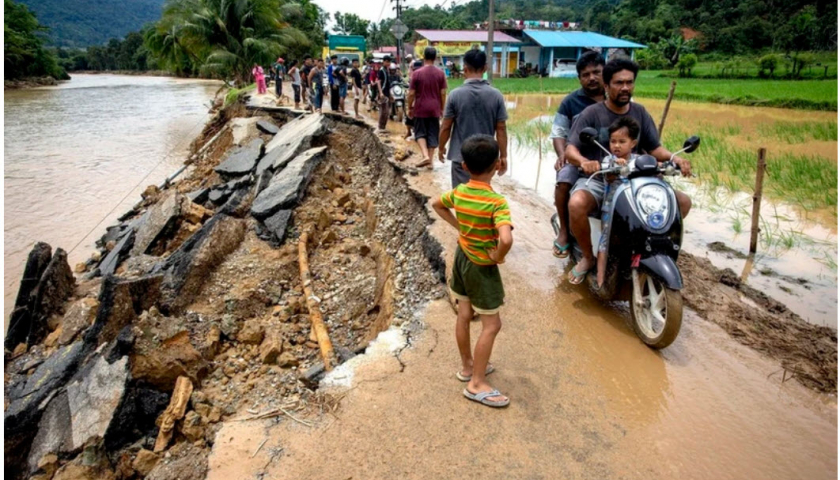 Indonesia: 19 người thiệt mạng và hơn 70.000 người phải sơ tán do lũ lụt, lở đất