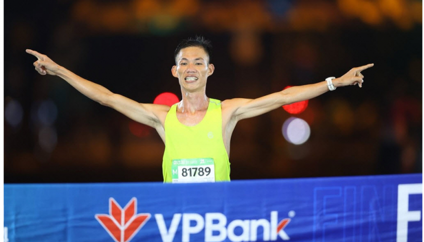 Lê Hữu Lộc, Doãn Thị Oanh vô địch 21km giải chạy đêm