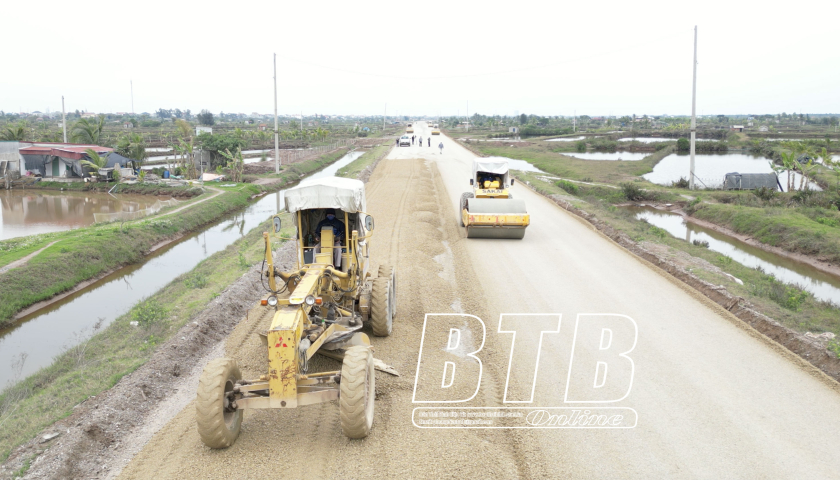 Quyết tâm hoàn thành tuyến đường bộ ven biển trong quý III/2025