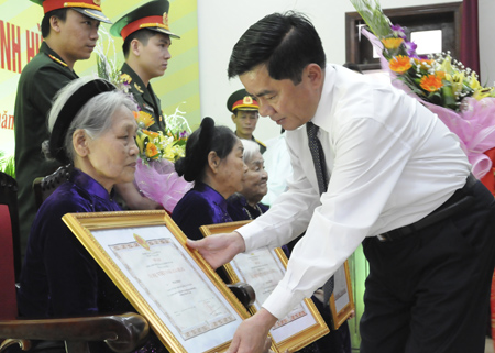 Trang trọng tổ chức Lễ tặng và truy tặng Danh hiệu vinh dự Nhà nước “Bà mẹ Việt Nam anh hùng”