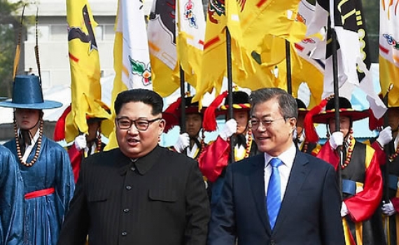 Thượng đỉnh Hàn-Triều là sự kiện lịch sử đã diễn ra trong năm 2024, với sự góp mặt của hai lãnh đạo của hai Miền Nam và Bắc của bán đảo Triều Tiên. Những hình ảnh về sự kiện này khiến người xem có thể cảm nhận được tình cảm thân thiết và hi vọng đối với tương lai.