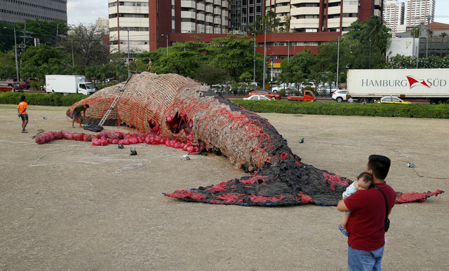Philippines: Mô hình cá voi chết khổng lồ kêu gọi chống rác thải nhựa - Ảnh 1.