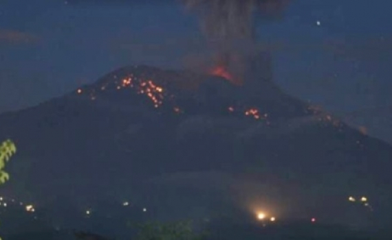 Núi lửa Agung tiếp tục phun trào, người dân Bali sơ tán