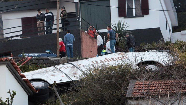 Xe bus chở khách du lịch gặp nạn ở Bồ Đào Nha, ít nhất 28 người thiệt mạng - Ảnh 1.