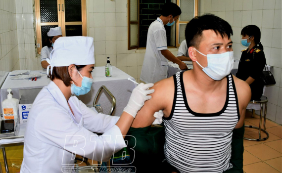 Tiêm vắc xin phòng Covid-19 cho cán bộ, nhân viên lực ...