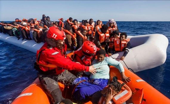 Gần 100 người thiệt mạng do lật thuyền trên biển Địa Trung Hải 