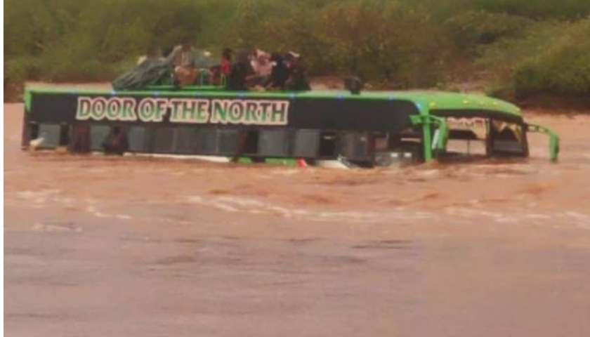 Kenya: Cứu sống 51 hành khách trên xe bus bị lũ cuốn