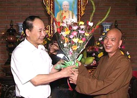 Thăm, tặng quà các vị hòa thượng, đại đức, tăng ni, phật tử nhân lễ Phật đản 2011, Phật lịch 2555