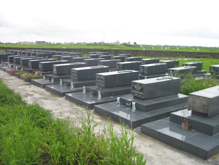 Những em bé mưu sinh tại nghĩa trang Trường Sơn  Xã hội  Vietnam  VietnamPlus