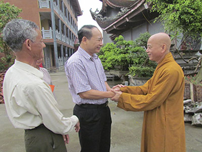 Các đồng chí lãnh đạo tỉnh thăm, tặng quà các tổ chức, chức sắc Phật giáo