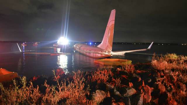 Mỹ điều tra nguyên nhân máy bay Boeing 737 lao xuống sông - Ảnh 4.