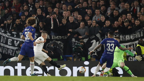 Jovic ghi bàn trong cả 2 lượt trận đối đầu với Chelsea