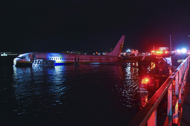 Mỹ điều tra nguyên nhân máy bay Boeing 737 lao xuống sông - Ảnh 3.