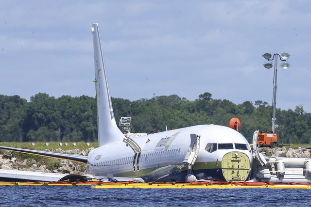 Mỹ điều tra nguyên nhân máy bay Boeing 737 lao xuống sông - Ảnh 8.