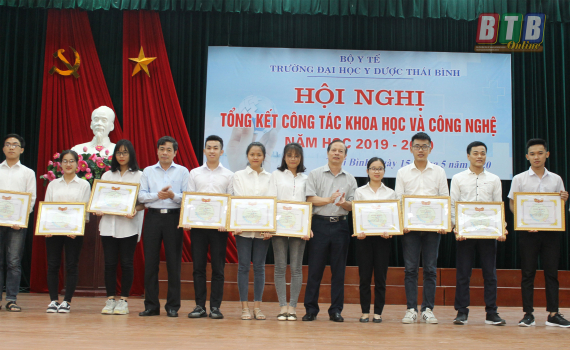 Trường Đại học Y Dược Thái Bình khen thưởng 14 sinh viên tiêu biểu trong nghiên cứu khoa học