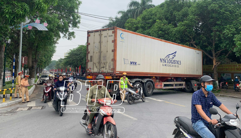 Thành phố Thái Bình: Xe container tự gây tai nạn, làm ách tắc đường Quang Trung