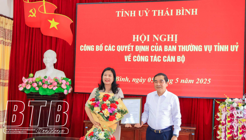 Đồng chí Nguyễn Tiến Thành, Phó Bí thư thường trực Tỉnh ủy, Chủ tịch HĐND tỉnh trao quyết định công tác cán bộ tại Hội Liên hiệp Phụ nữ tỉnh
