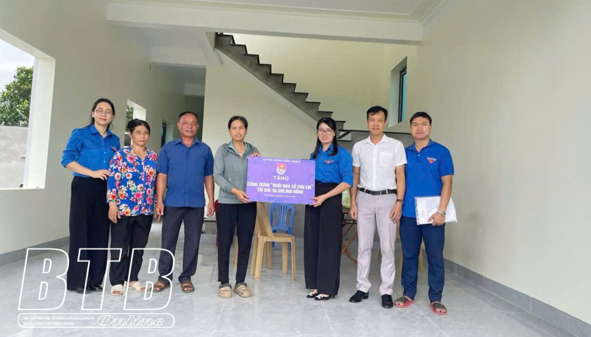 Huyện đoàn Đông Hưng:  Trao nhiều phần quà “Vì đàn em thân yêu