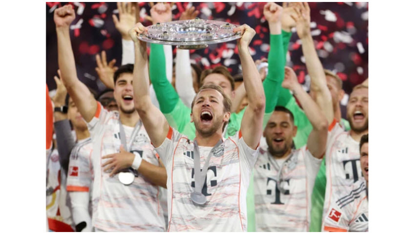 Khoảnh khắc lần đầu nâng cúp Bundesliga của Harry Kane