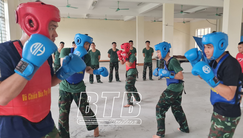 Thép tôi trên sân tập