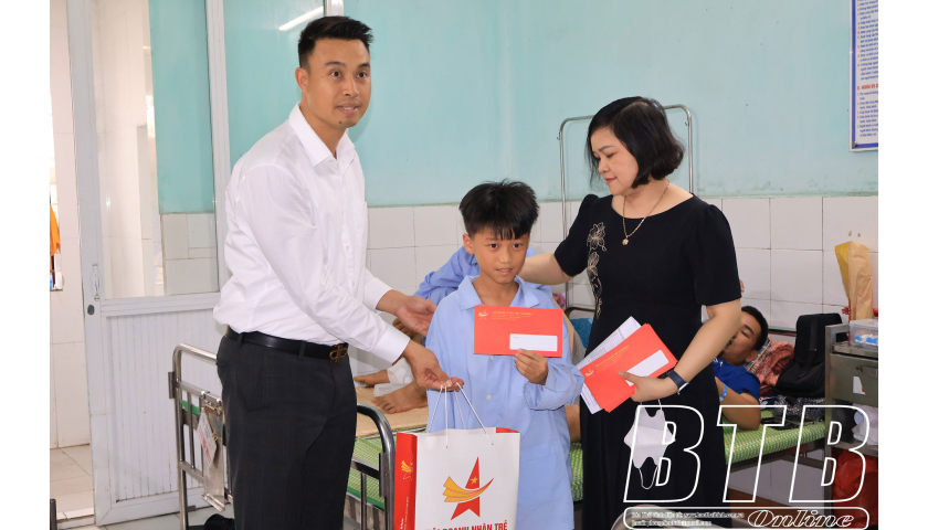 Trao 79 suất quà cho bệnh nhi tại Bệnh viên Đa khoa Thái Bình, Bệnh viện Nhi Thái Bình và Bệnh viện Phục hồi chức năng Thái Bình