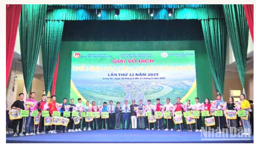 Trao Huân chương hạng Nhất cho huấn luyện viên và vận động viên Đội Thể hình quốc gia
