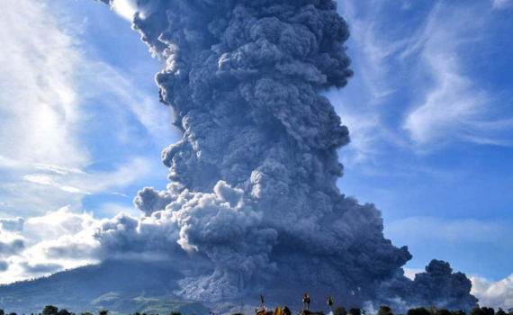 Indonesia cảnh báo núi lửa hoạt động phức tạp