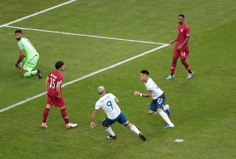 Lautaro Martinez (số 22) và Sergio Aguero (số 9) cùng ghi bàn để giúp Argentina giành vé đi tiếp