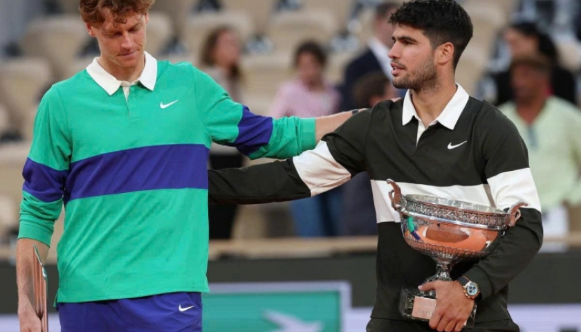 Alcaraz áp sát Sinner, Djokovic tiếp tục tụt hạng