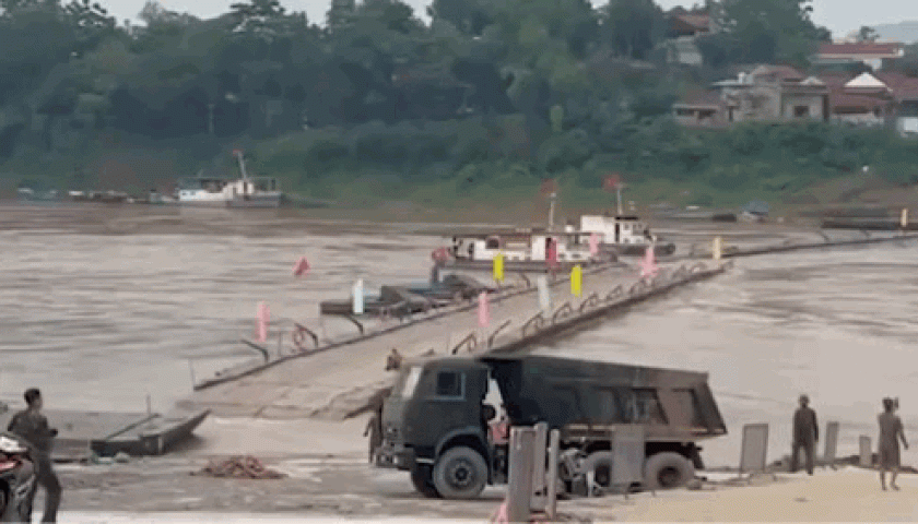 Nước lũ chảy xiết, cầu phao Phong Châu dừng hoạt động