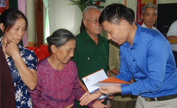 Trao 100 suất quà cho các gia đình chính sách huyện Kiến Xương