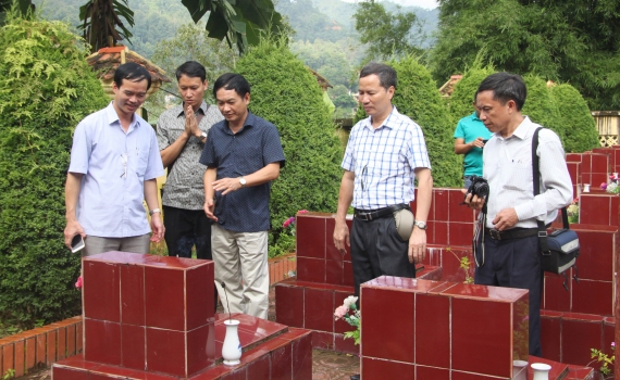 Dâng hương tưởng niệm các liệt sĩ tại Nghĩa trang Liệt sĩ Thanh niên xung phong mở con đường Hạnh Phúc
