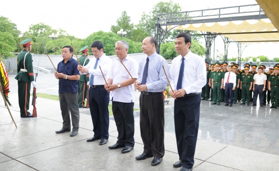 Đoàn đại biểu tỉnh Thái Bình dâng hương tưởng niệm các anh hùng liệt sĩ