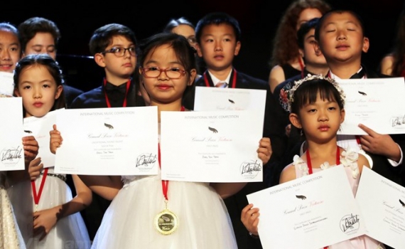 Bé gái Việt Nam giành giải cuộc thi piano quốc tế ở Mỹ